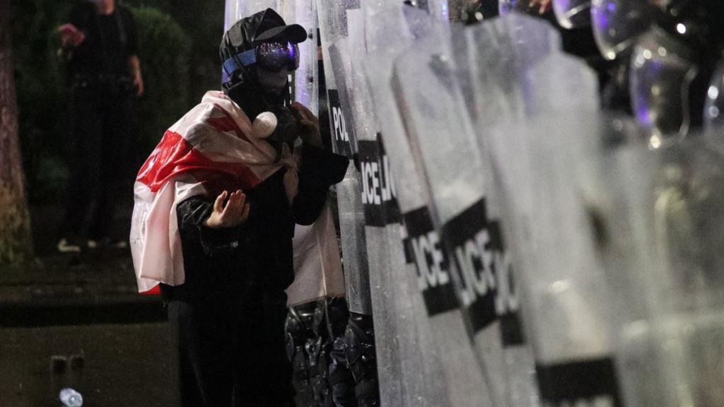 Protestierende versuchen, in georgische Präsidentenresidenz einzudringen: Sehen Sie selbst