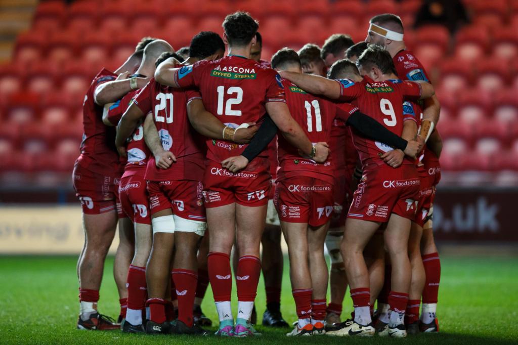 Scarlets players go into a huddle