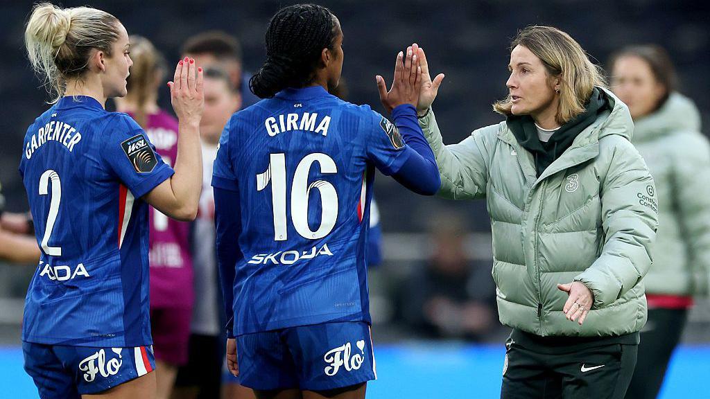 Sonia Bompastor and the Chelsea players
