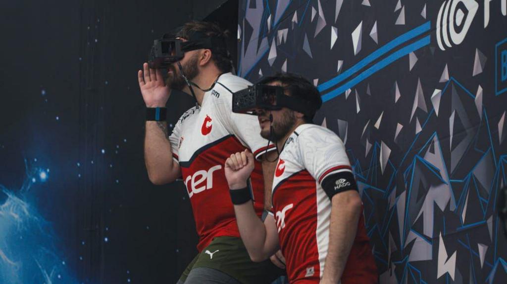 Ieuan James yn chwarae Hado hefo'i gyd-chwaraewr rhyngwladol. 