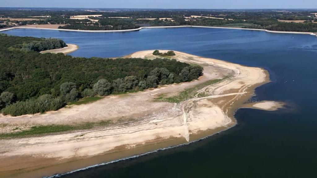  Hanningfield Reservoir in drought