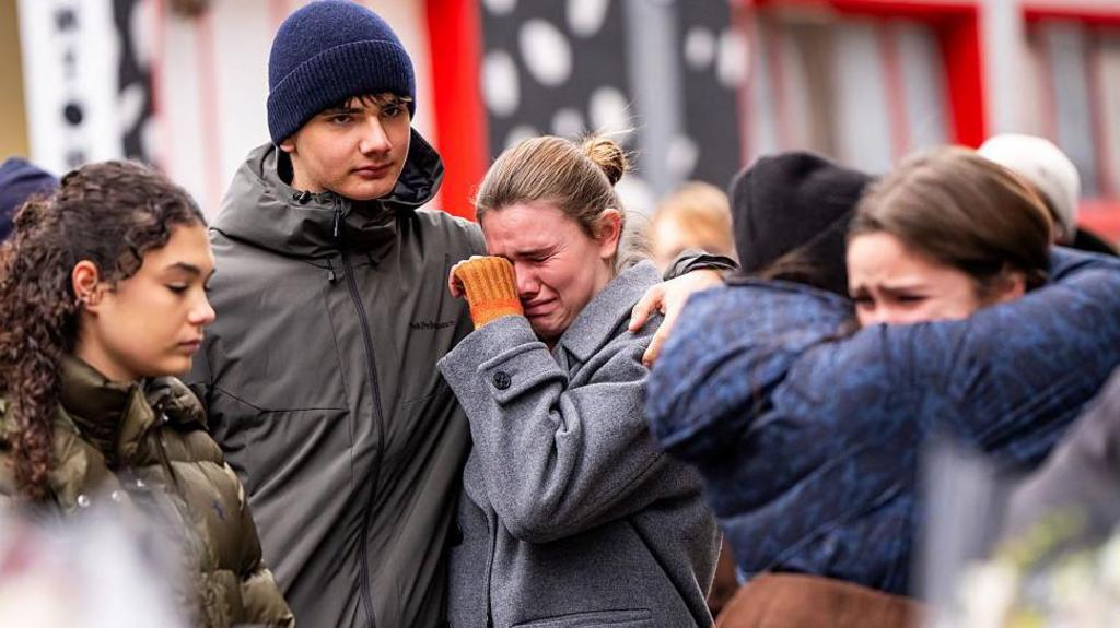 Швейцарские власти расследуют действия управляющих бара на горнолыжном курорте после смертельного пожара