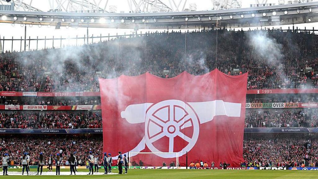 Arsenal Tifo-Debatte: Hinken britische Klubs in der Fan-Banner-Kultur hinter Europa hinterher?