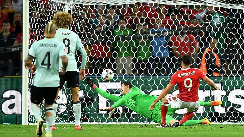 Hal Robson-Kanu yn sgorio ym muddugoliaeth Cymru o 3-1 yn erbyn Gwlad Belg yn Lille yn Euro 2016