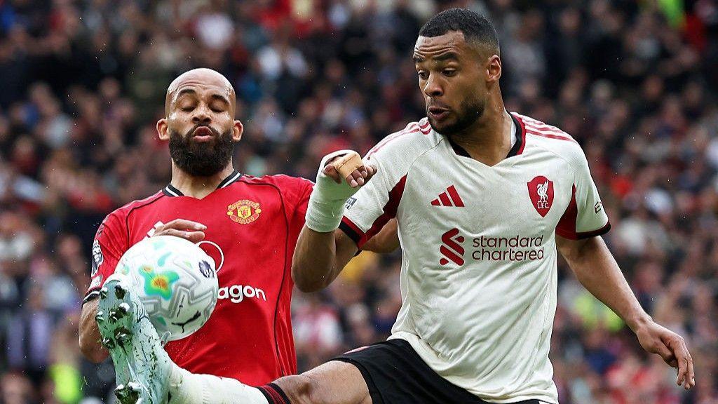 Liverpool's Cody Gakpo (right) and Manchester United's Bryan Mbeumo