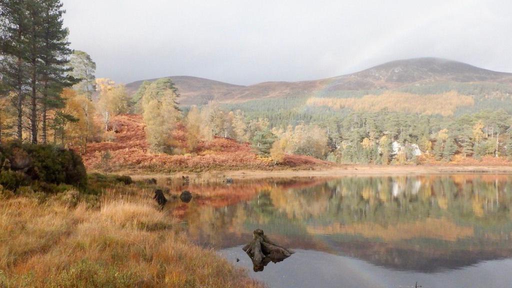 Loch Beinn a' Mheadhain ann an Gleann Afraig.