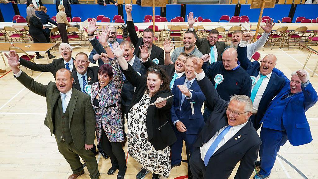 Këshilltarët e Reform UK festojnë me duart lart pasi fituan të 12 zonat zgjedhore të kontestuara në Hartlepool.
