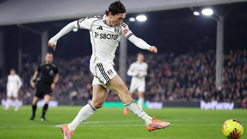 Harry Wilson dispara durante la victoria del Fulham sobre el Chelsea