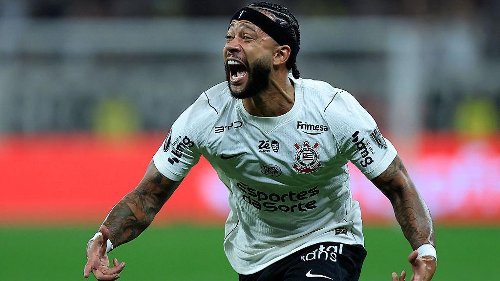 Memphis Depay celebrating an assist in the Copa Libertadores last 16 tie against Rosario Central