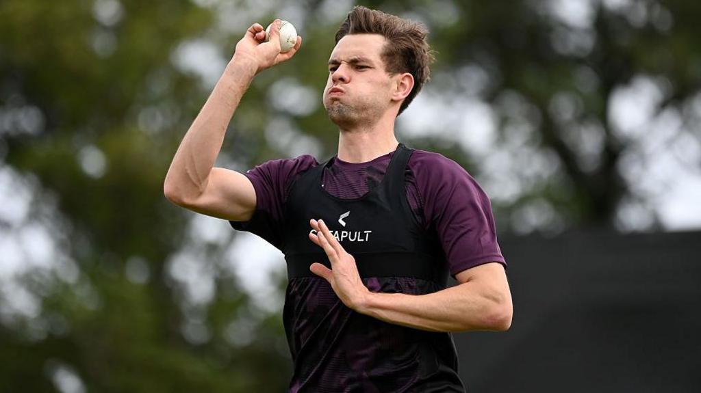 Scott Currie durante una sesión de entrenamiento para Inglaterra antes de su serie internacional T20 contra Irlanda