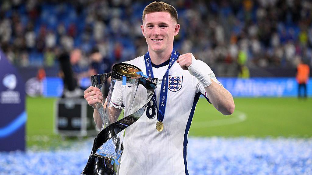 Elliot Anderson with the Euro 2025 trophy