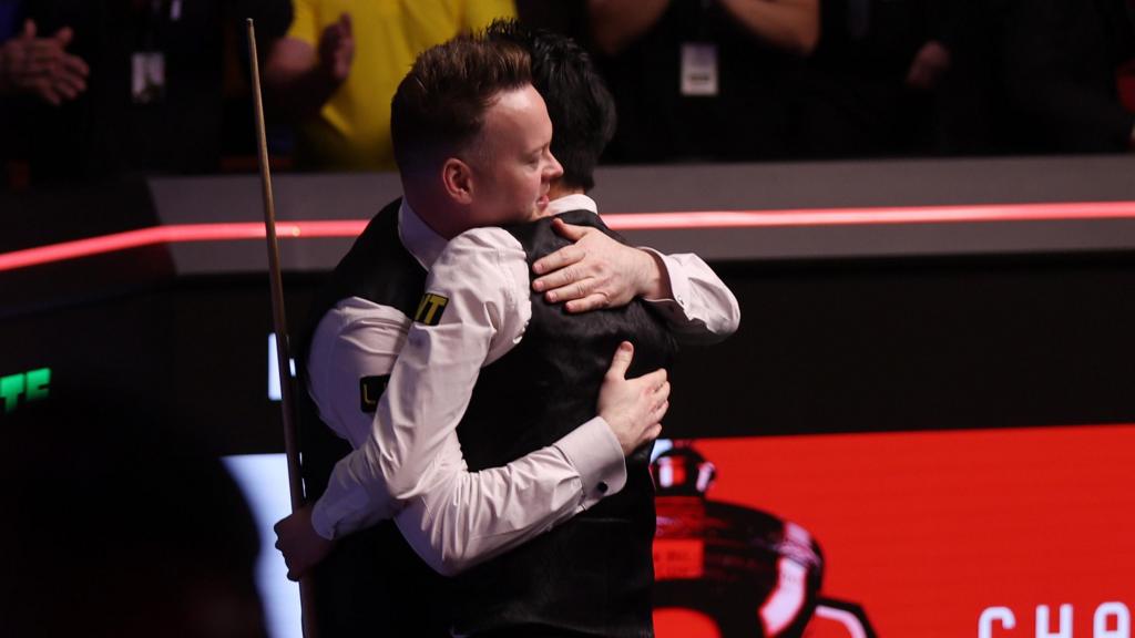 Shaun Murphy hugs Wu Yize