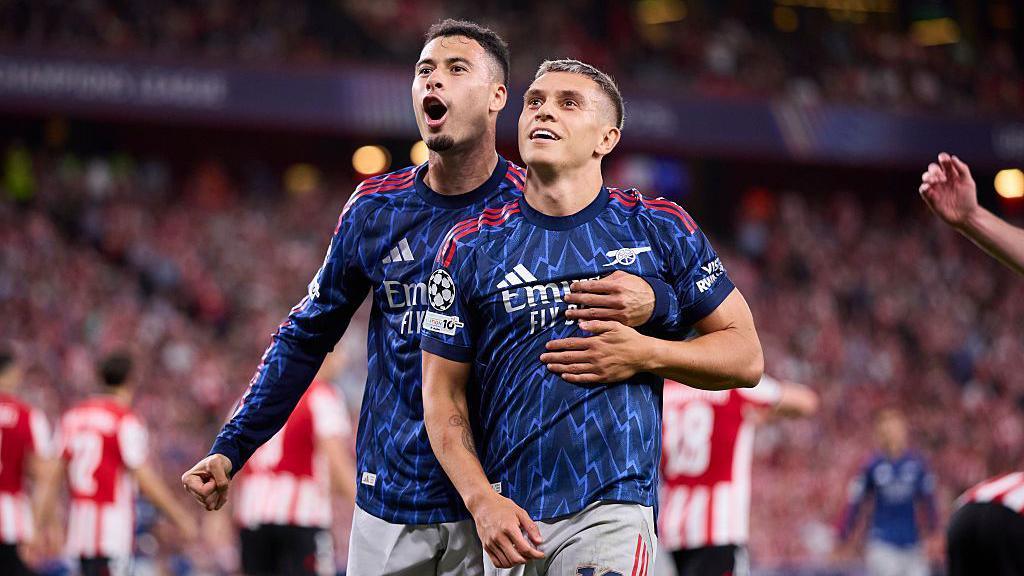 Leandro Trossard and Gabriel Martinelli of Arsenal celebrates.