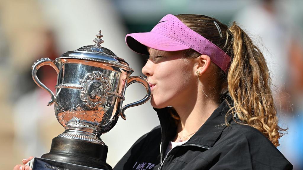 Mirra Andreeva kisses French Open trophy