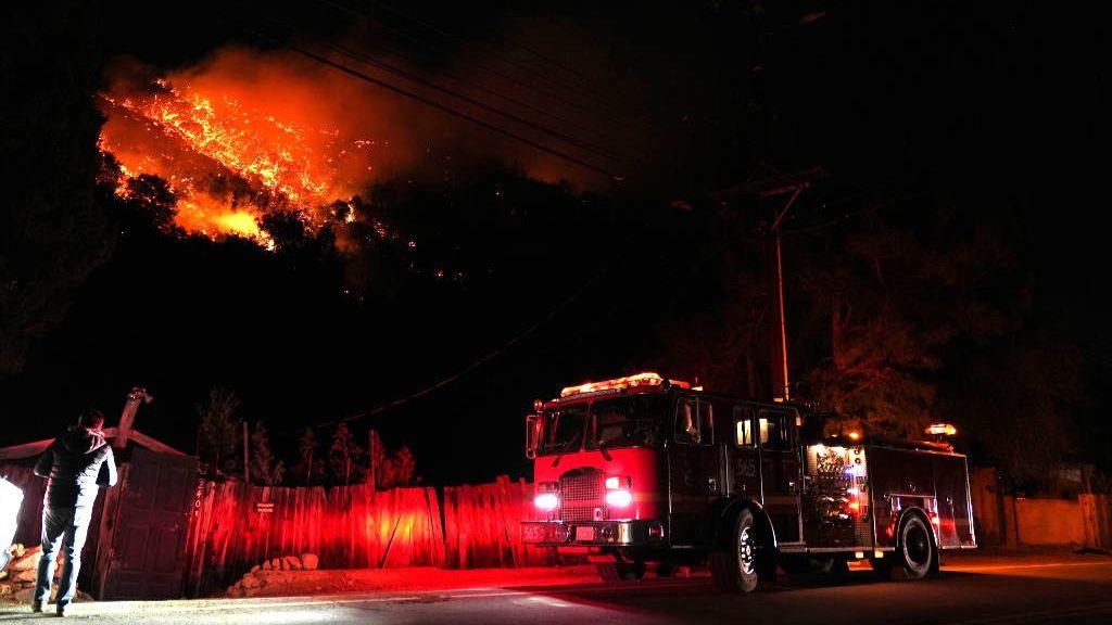 Firefighters battle wildfires in Los Angeles 