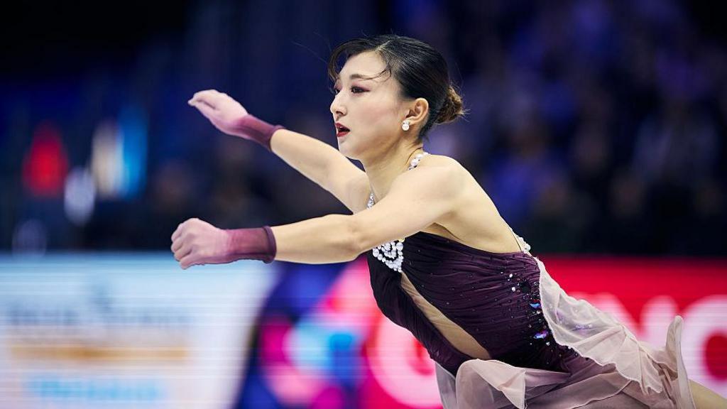 Japonka Kaori Sakamoto vystupuje během free skate programu na mistrovství světa v Praze