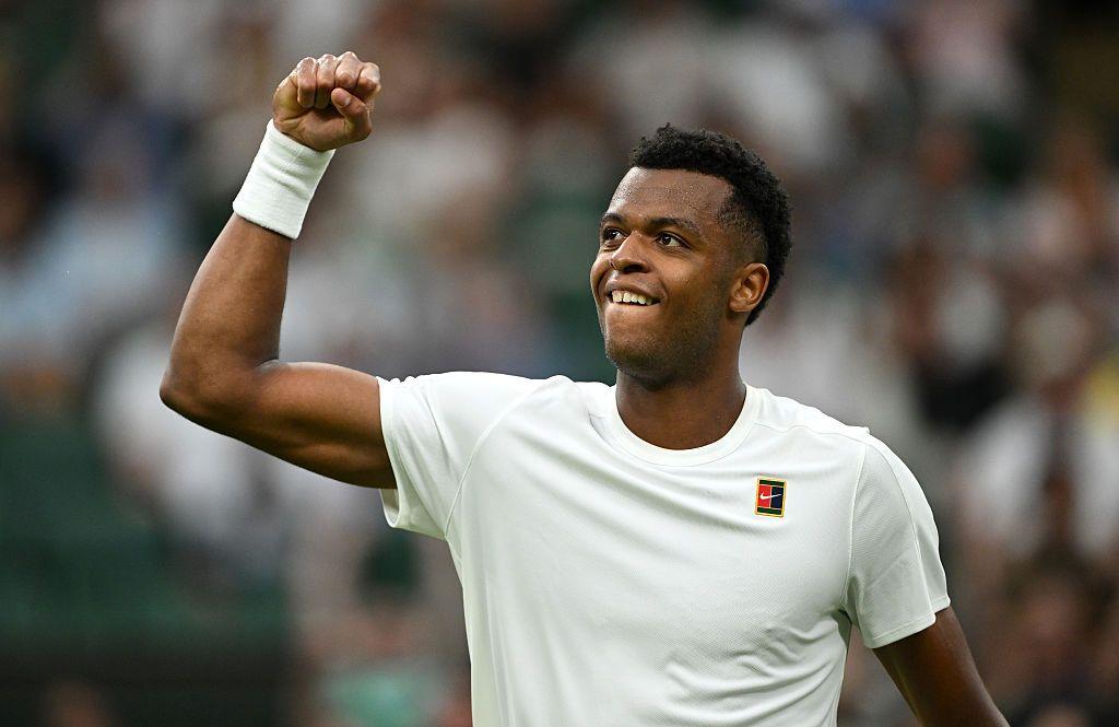 Giovanni Mpetshi Perricard celebra durante su primera ronda contra Taylor Fritz en la primera ronda de los singles masculinos en Wimbledon en 2025.