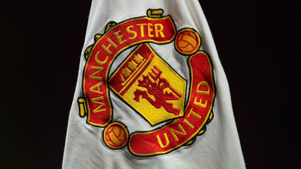 Manchester United club badge on a corner flag