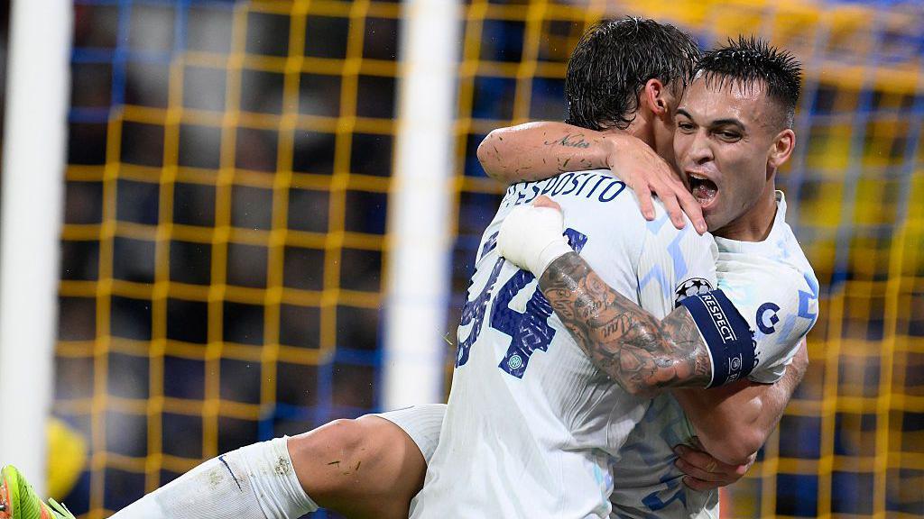 Lautaro Martinez (R) celebrates with Francesco Pio Esposito