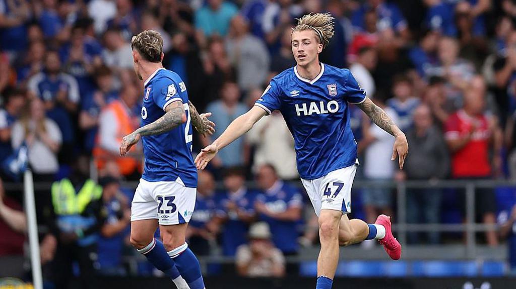 Jack Clarke of Ipswich Town celebrates with team-mate Sammie Szmodics after scoring