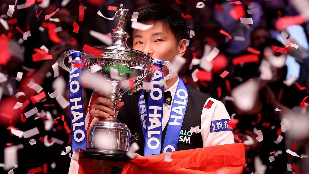 Zhao Xintong win the World Championship trophy