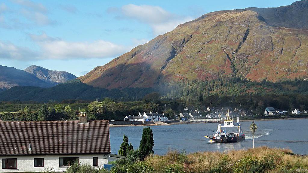 Aiseag a' Chorrain agus Àird Ghobhar air a cùlaibh