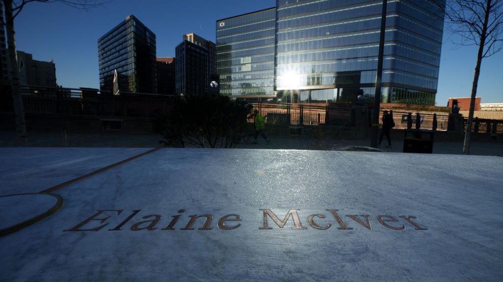 Cofeb i Elaine McIver bu farw yn yr ymosodiad ar Arena Manceinion yn 2017