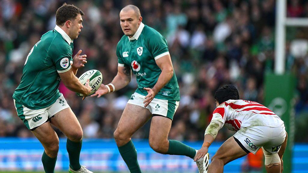 Jacob Stockdale offloads the ball