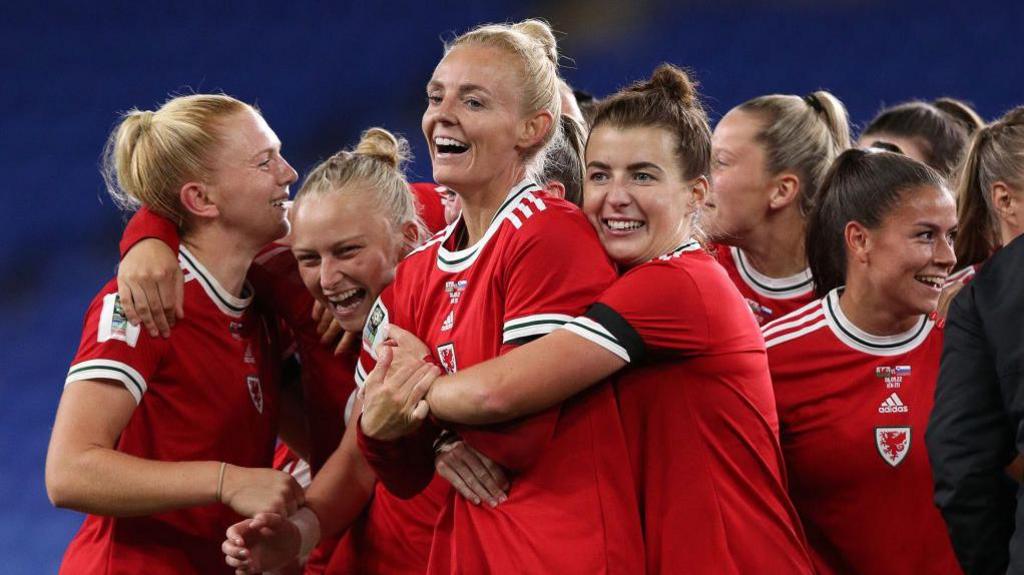 Angharad James yn dathlu gyda Sophie Ingle ar achlysur ei chanfed cap yn erbyn Slofenia yn 2022