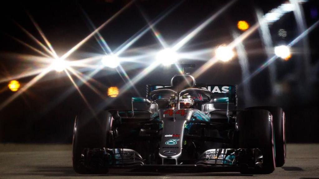 Lewis Hamilton's Mercedes under the floodlights during qualifying for the 2018 Singapore Grand Prix