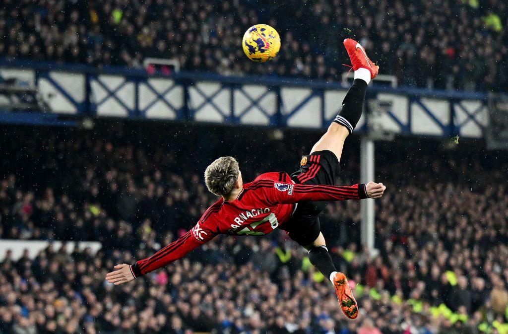 Garnacho performs an aerial acrobatic bicycle kick. 