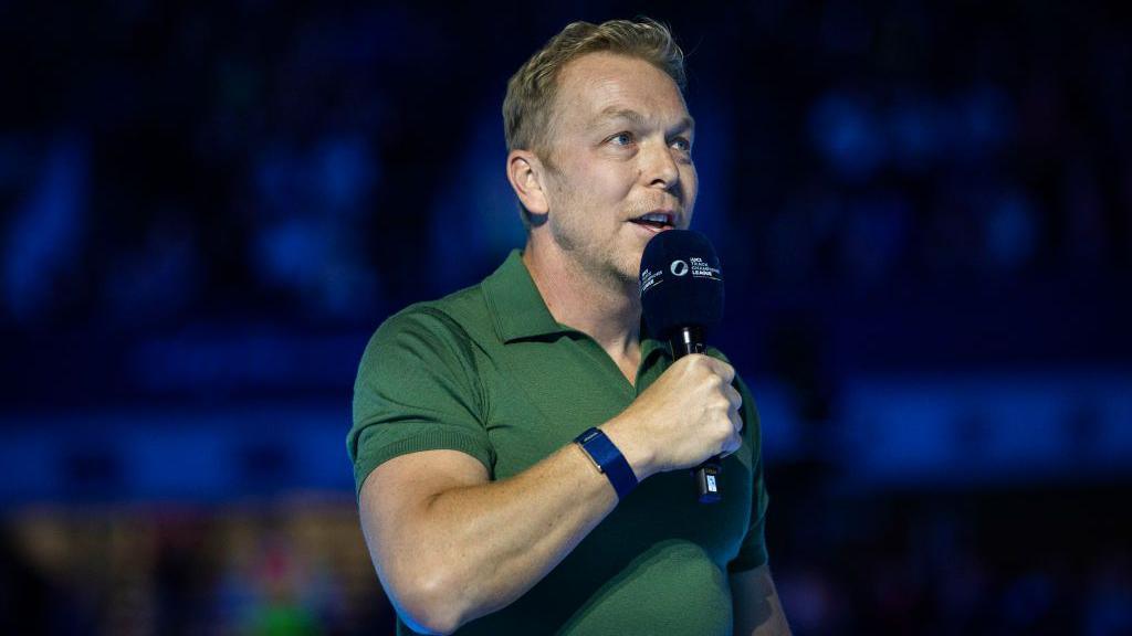 Ish-çiklisti i pistës dhe olimpioni Sir Chris Hoy i drejtohet një turme në Lee Valley Velopark Velodrome më 7 dhjetor 2024. Ai vesh një bluzë polo jeshile me mëngë të shkurtra dhe mban një mikrofon.