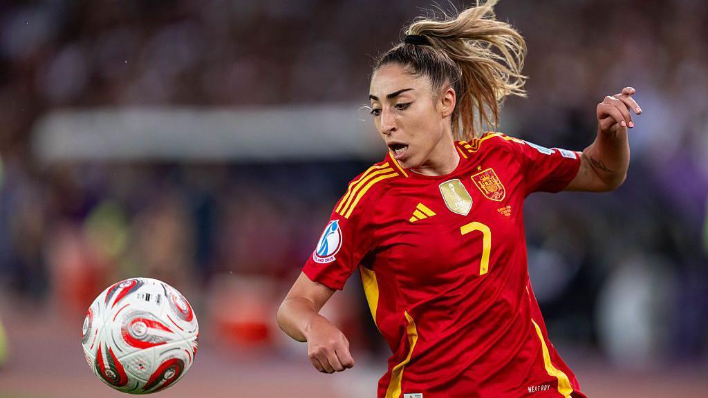 Olga Carmona with the ball.