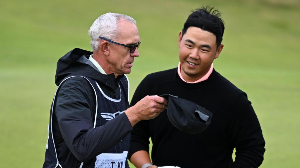 Tom Kim and caddie