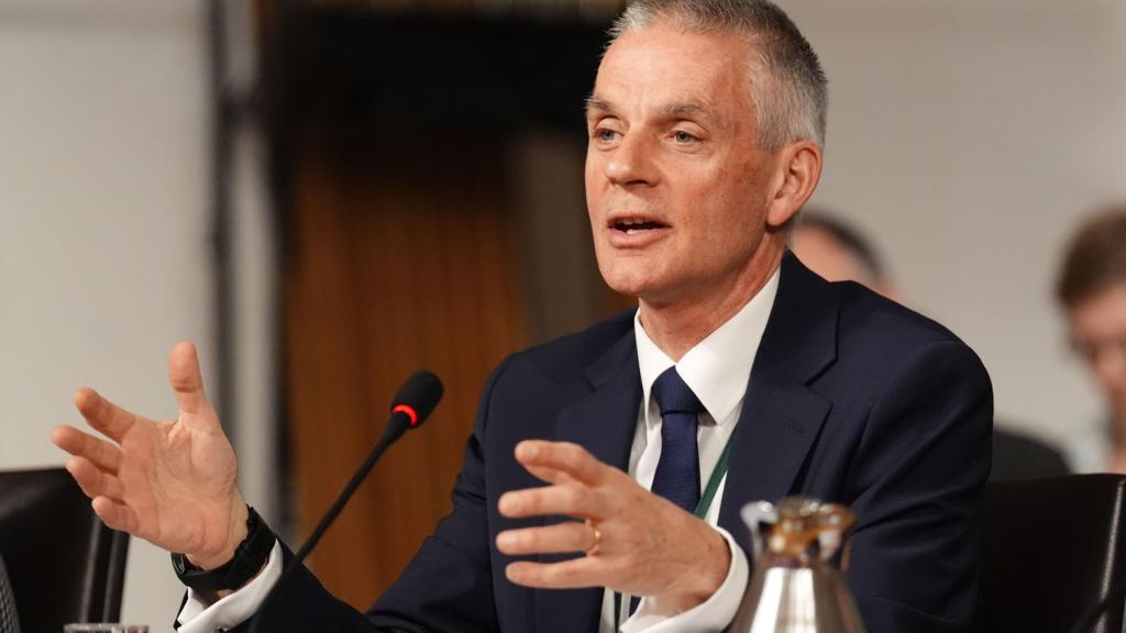 Глава BBC и руководитель новостей ушли в отставку на фоне споров из-за отредактированного документального фильма о Трампе