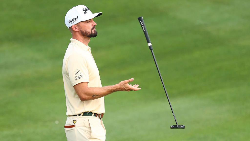 Brandon Robinson-Thompson throws and catches his putter 