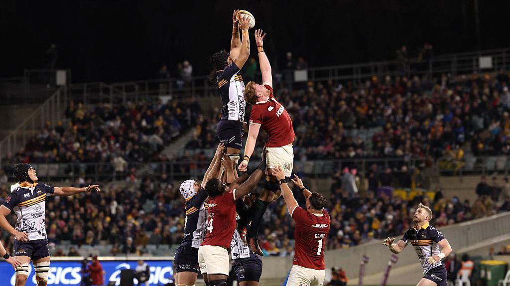 Ollie Chessum in action at a line-out