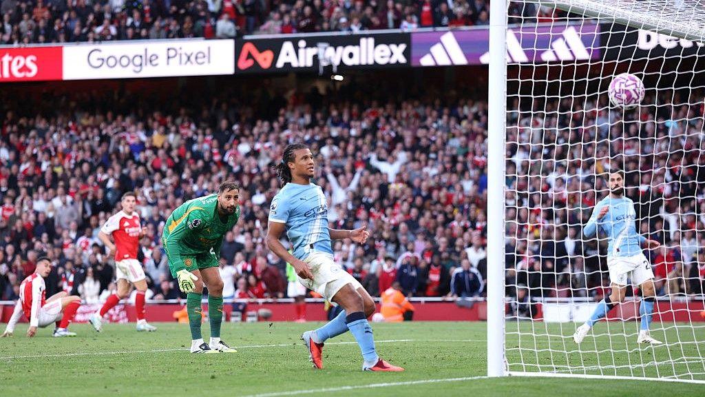 Gabriel Martinelli scores against Man City