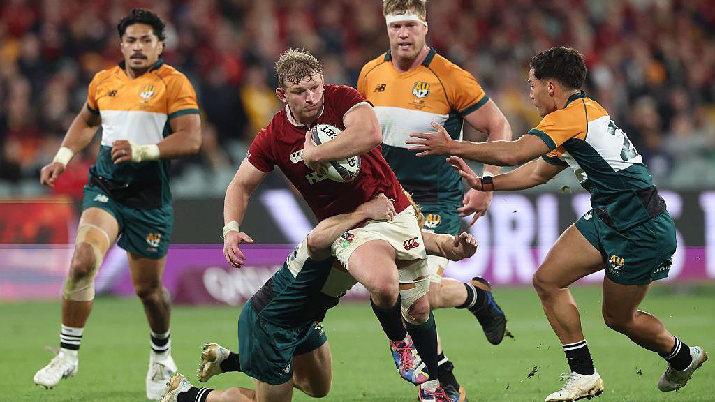 Jac Morgan running with the ball