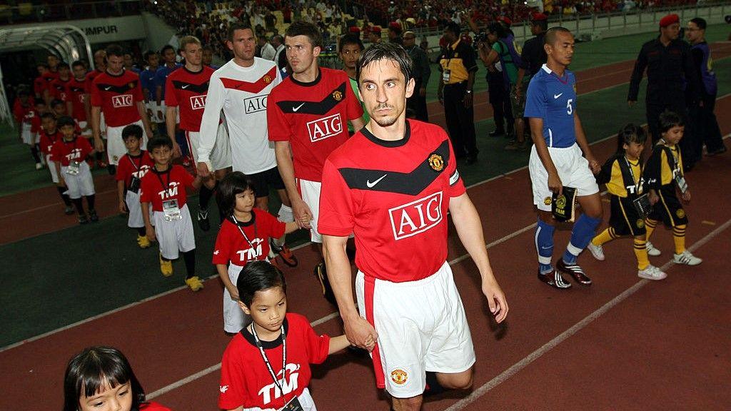 加里·内维尔（Gary Neville）领导曼联（Manchester United