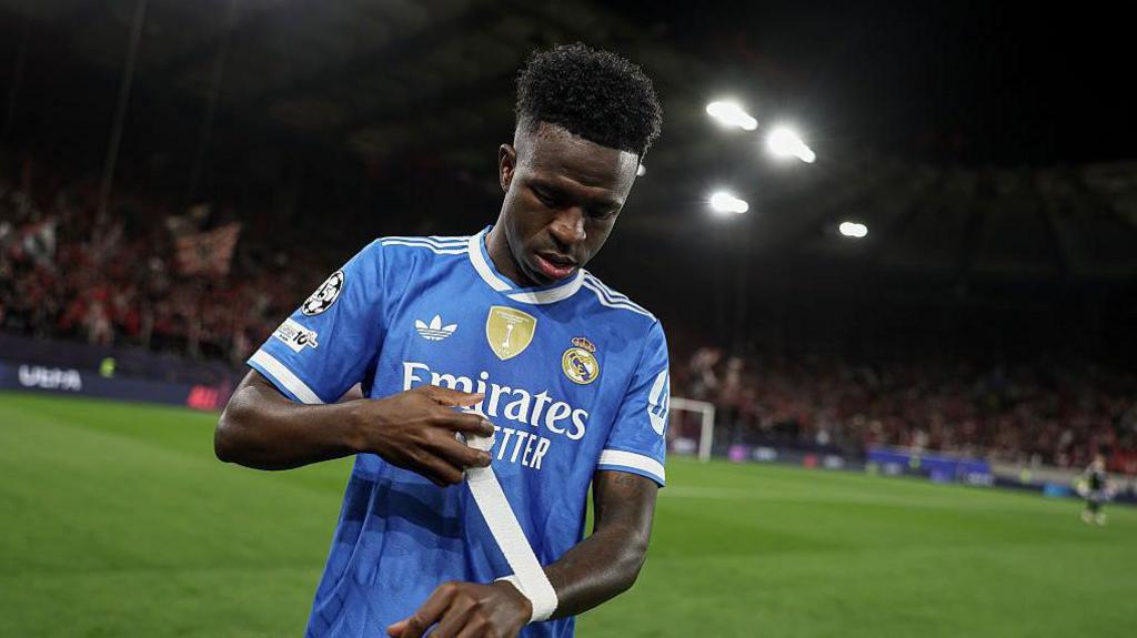 Vinicius Jr putting wrist tape on