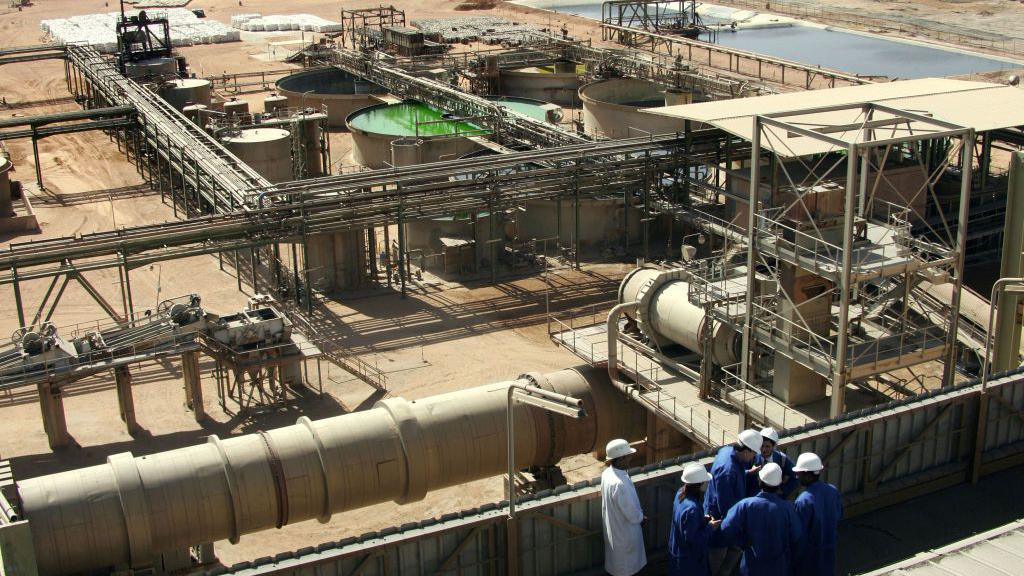 An image of Somair mineral treatment plant near the uranium opencast mine in Niger 