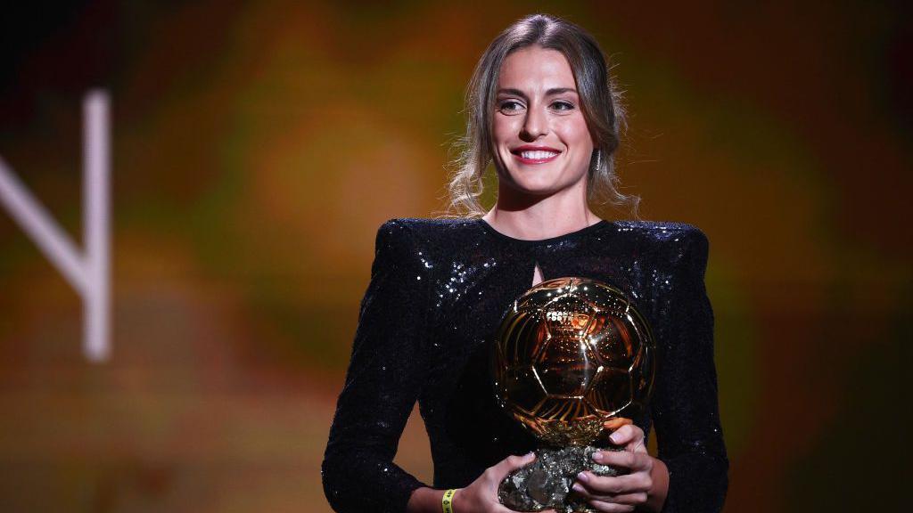 Alexia Putellas with the women's Ballon d'Or award in 2021.