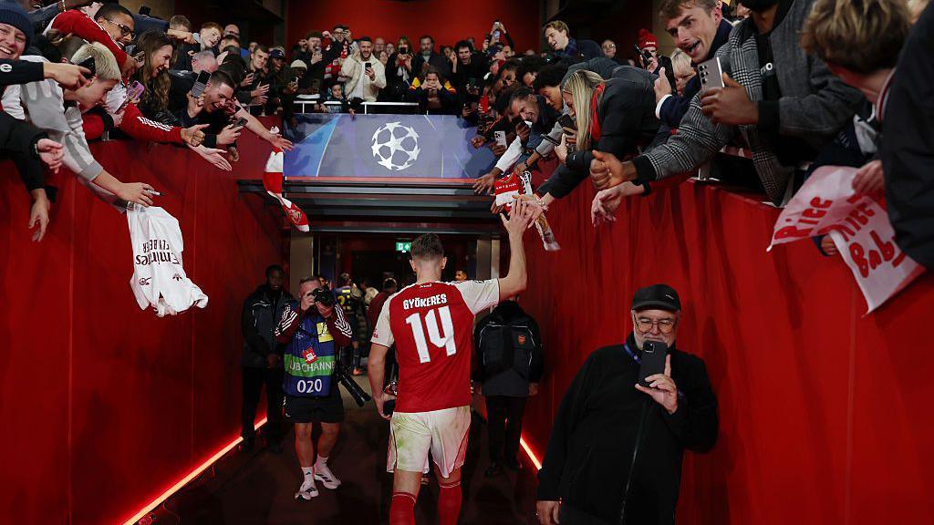 Viktor Gyokeres walks down the tunnel at Emirates Stadium