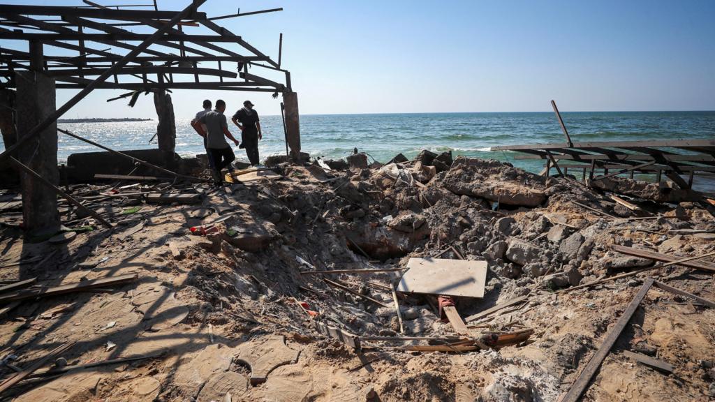 Attacco a un caffè di Gaza uccide un operativo di Hamas tra decine di vittime civili