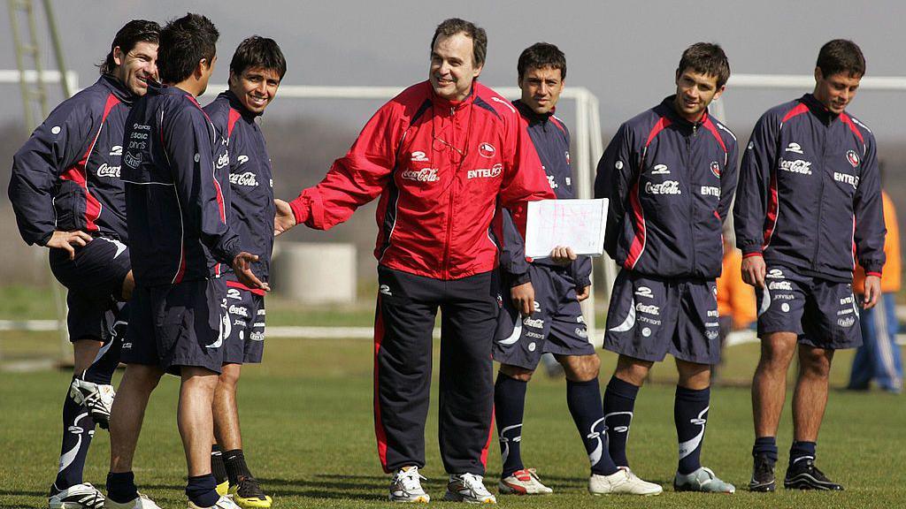 Marcelo Bielsa coaching Chile players