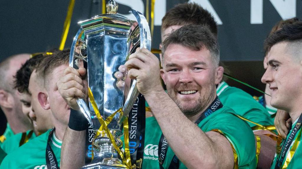 Peter O'Mahony holding the Six Nations trophy 