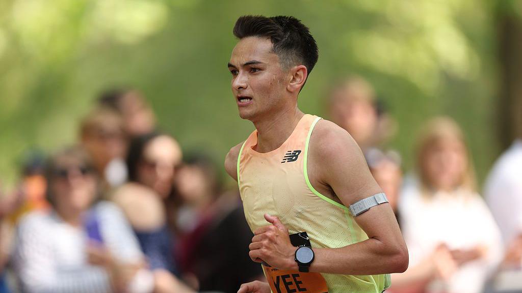 Alex Yee running the London Marathon in 2025