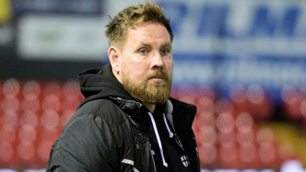 Crawley trennt sich von Trainer Elliot