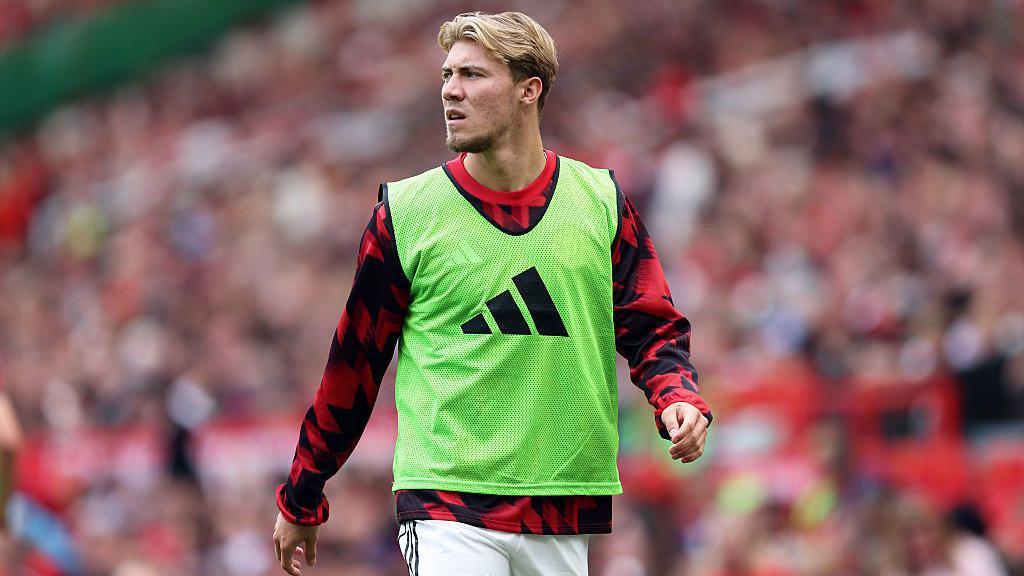 Rasmus Hojlund warming up for Manchester United.